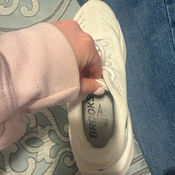 Brooks Cream Running Shoes with Black Accents - Picture 4 of 4